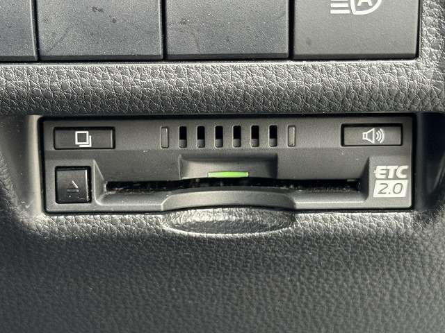 【ビルトインETC】で高速道路もスムーズに乗り降り可能で、ご納車直後からの遠距離ドライブも可能です。