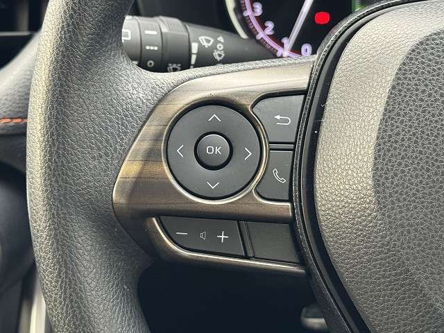 【ステアリングスイッチ】を装備しております。オーディオ操作をハンドルで行うことが可能です。