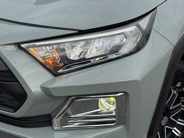 【LEDヘッドライト】非常に明るく前方を照らしてくれるので、悪天候や夜間の走行時も視界良好で安心してお乗りいただけます。【フォグライト】がついており夜間走行の存在感・視界アップ☆