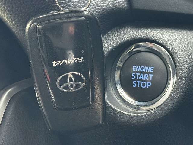 【スマートキー・プッシュスタート】キーを身につけている状態なら、ドアに付いているスイッチを押すだけで、ドアロックの開閉ができる機能。エンジン始動も便利です