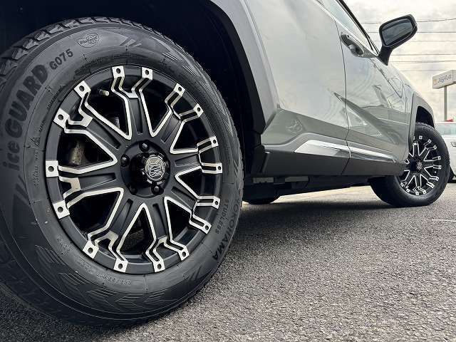 【ROCKKELLYアルミ】外観にマッチした社外アルミホイールを装着しております。