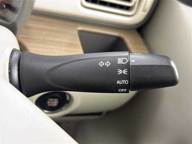 【オートライト（AUTO）】外の明るさをシステムが感知して、自動でヘッドライトが点灯します！ヘッドライトをつけ忘れを防ぐ便利機能です。