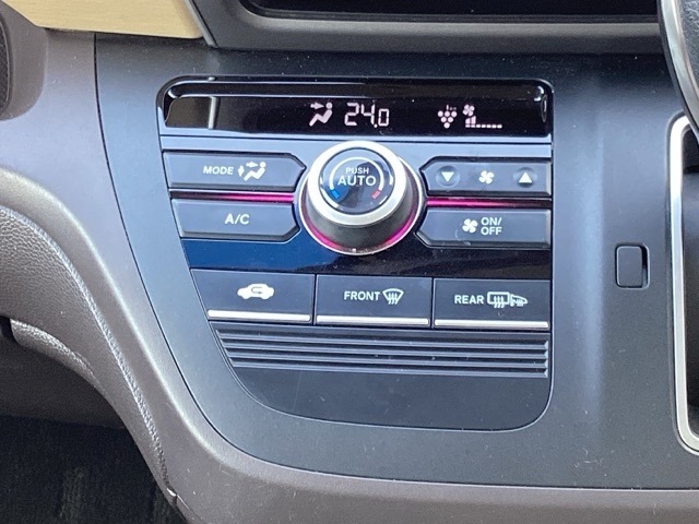 フルオートエアコンは希望の温度設定で風の温度も風量も自動調整で年中快適です。