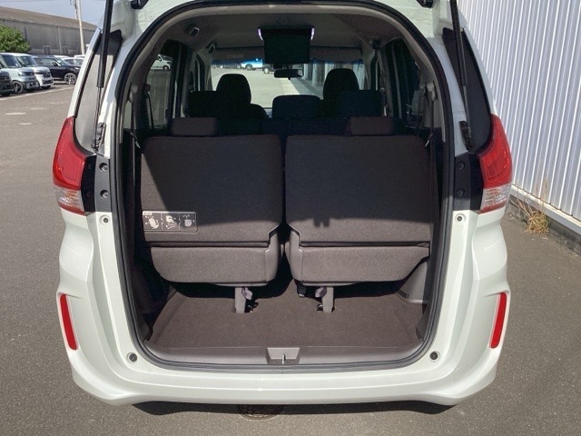テールゲートを開けるとラゲッジルームがあるので荷物を収納できます。