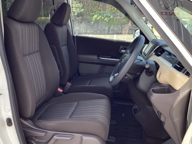 フロントは運転席と助手席が別々の広々としたセパレートシートです、運転席は、高さを調整できるハイトアジャスター付きです。