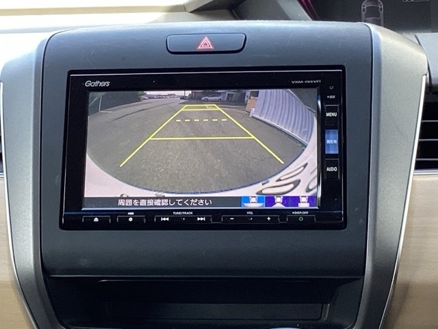 3ビュー切り替えやガイド線表示のバックカメラで、バックでの車庫入れも安心です。