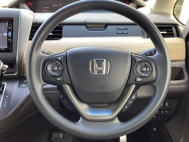 手になじむ感覚のステアリングです。さわり心地、デザイン性、操作性にこだわったアイテムです。