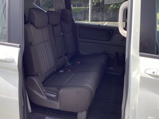 広々リアシートです。不要なときは収納しておけますよ。ラゲッジルームも広がります。