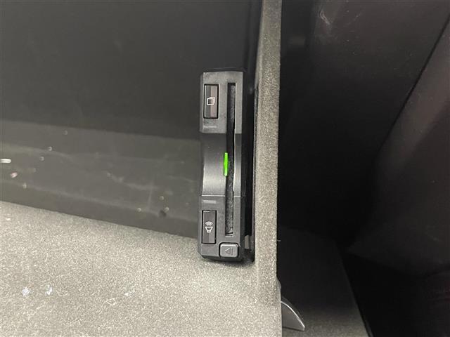 【ETC】有料道路を利用する際に料金所で停止することなく通過できる、ETC車載器（ノンストップ自動料金収受システム機器）が装備されています。セットアップを行うことで利用可能になります。