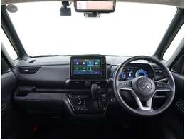 インパネシフトなので運転席から助手席への移動も楽々