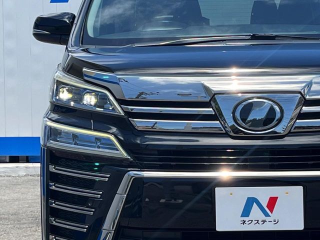 【LEDヘッドライト】悪天候や夜間走行時も良好な視界を確保し安心して運転できる高輝度LEDヘッドライトを装備！点灯速度が早く、消費電力も抑えられています。
