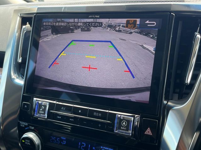 【バックカメラ】駐車時に後方がリアルタイム映像で確認できます。大型商業施設や立体駐車場での駐車時や、夜間のバック時に大活躍！運転スキルに関わらず、今や必須となった装備のひとつです！