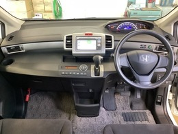 車内は光触媒抗菌消臭施工済です。スタイリッシュなデザインでスポーティなインパネ周りを演出します。グローブボックスやカップホルダーのほかにトレーなどたくさんの収納スペースが付いています。