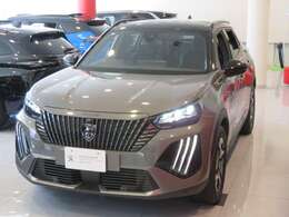 プジョー独特の小径ステアリングホイール。スポーティなインテリア。機敏性・走行性能に優れ毎日のカーライフを快適に。