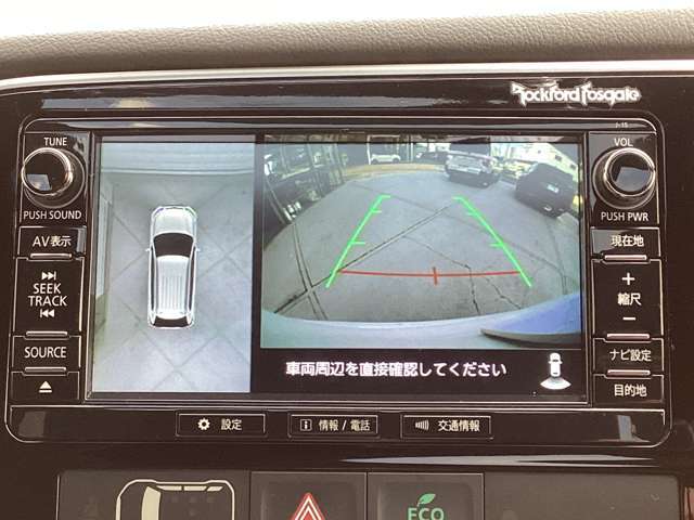 全方位モニターは4つのカメラで捉えた映像を合成して真上からの映像に見せて表示します。駐車場の白線も映るので真っすぐ駐車もしやすいですよ！