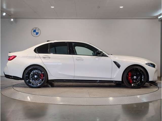 【BMWの伝統-3】BMWのお車は、“駆け抜ける歓び”を体現しております。走行の安定性とコーナリングの良さを追求し、思い通りにハンドルの操作可能です。