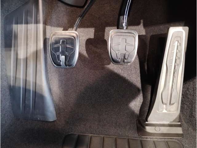 【ペダル】BMWはオルガン式アクセルペダルを採用しています。踏み込む足とペダルが同じ軌跡を描くため、かかとがずれにくく、アクセルコントロールがよりしやすくなるメリットがあります。