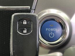 【スマートキー】カバンやポケットに入れたままでもドアの施錠・解錠が可能なスマートキーを装備。エンジンのオン・オフ時もカギを取り出す必要が無いからとっても便利です♪