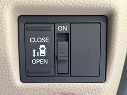 【パワースライドドア】スマートキーや運転席のスイッチでスライドドアの開閉が可能♪電動だから力を入れてドアを開ける必要が無く、小さいお子様でも、重い荷物を持っている時もラクに開け閉めできます♪