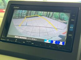 【バックカメラ】駐車時に後方がリアルタイム映像で確認できます。大型商業施設や立体駐車場での駐車時や、夜間のバック時に大活躍！運転スキルに関わらず、今や必須となった装備のひとつです！