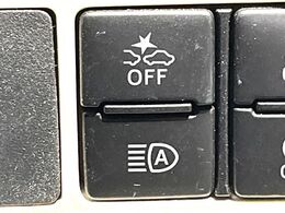 【スマートアシスト】走行中に前方の車両等を認識し、衝突しそうな時は警報とブレーキで衝突回避と被害軽減をアシスト。より安全にドライブをお楽しみいただけます。