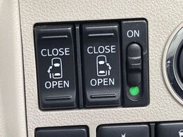 【両側パワースライドドア】スマートキーや運転席のスイッチで後席両側スライドドアの開閉が可能♪電動だから力を入れてドアを開ける必要が無く、小さなお子様でも簡単に開け閉めでき快適です♪