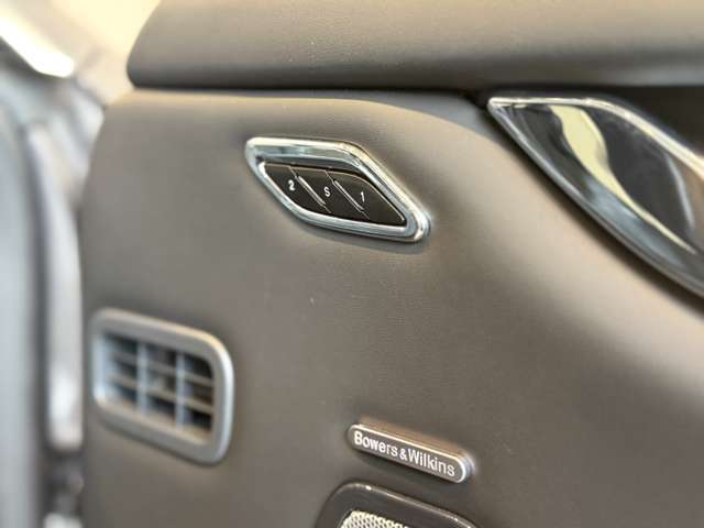 シートメモリーは2つ付いていますので運転手の交代もお気軽に行えます。