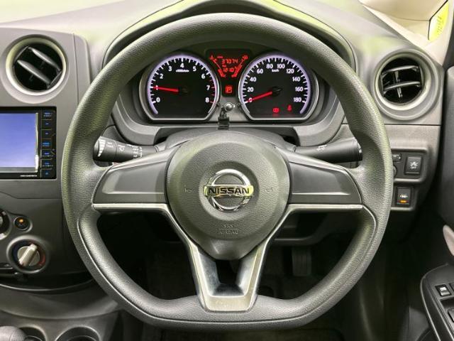 WECARSの展示場では実際に見て、触ってお車をお選びいただけます！知識の豊富な営業スタッフが様々なカーライフをご提案いたします！