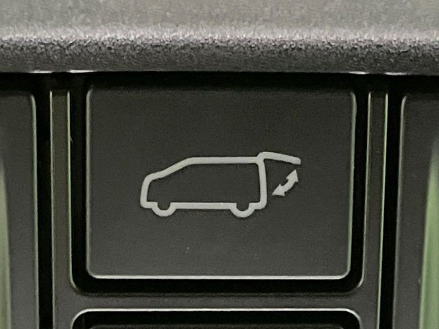 【パワーバックドア】スマートキーや運転席のボタンを押すだけでリアゲートが自動で開閉します！荷物を持っている時や、高い位置にあるバックドアを閉める際に便利な機能です♪