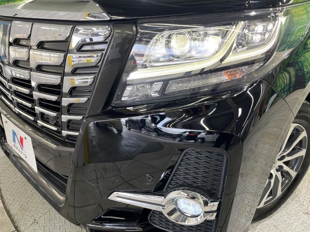 【LEDヘッドライト】悪天候や夜間走行時も良好な視界を確保し安心して運転できる高輝度LEDヘッドライトを装備！点灯速度が早く、消費電力も抑えられています。