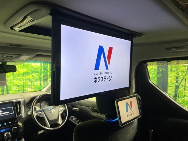 【後席モニター】家族や友人とお出かけする機会が多い方に大人気の後席モニターを装備！見やすい位置に画面がありテレビやDVDの視聴も快適！友達もお子様も、後席にしか乗らなくなるかも？？