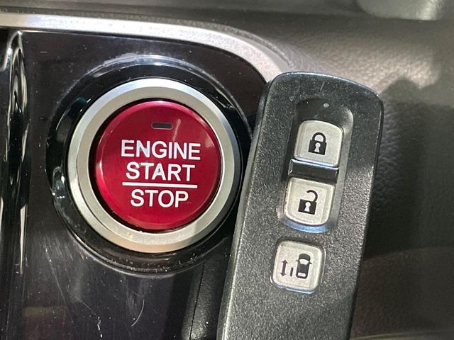 【Hondaスマートキー】カバンやポケットに入れたままでもドアの施錠・解錠が可能なスマートキーを装備。エンジンのオン・オフ時もカギを取り出す必要が無いからとっても便利です♪