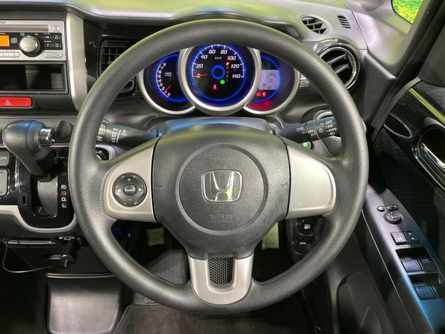 ステアリングも使用感が少なく、きれいな状態となっております♪