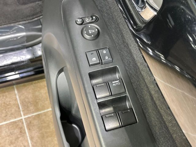 【電動格納ミラー】サイドミラーは電動格納式となっており、狭い駐車場でもキズがつくリスクを抑えられます。