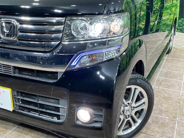 【HIDヘッドライト】非常に明るく前方を照らしてくれるので、悪天候や夜間の走行時も視界良好で安心してお乗りいただけます。