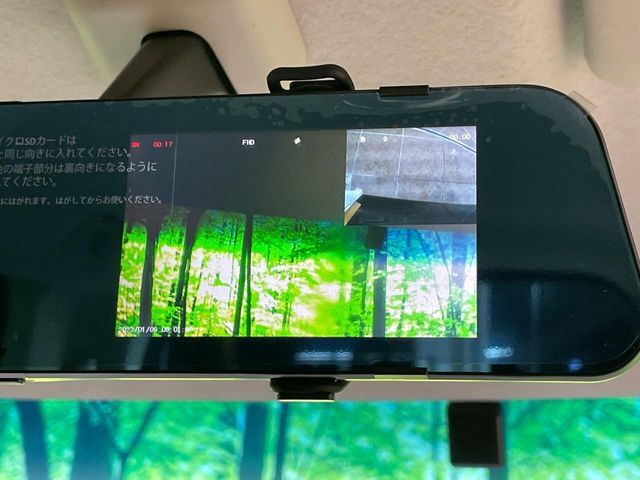 【アドバンスドルームミラー】後席の大きな荷物や同乗者で後方が確認しづらい時でも安心！カメラが撮影した車両後方の映像をルームミラー内に表示。クリアな視界で状況の確認が可能です！