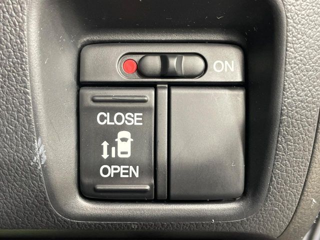 【パワースライドドア】スマートキーや運転席のスイッチでスライドドアの開閉が可能♪電動だから力を入れてドアを開ける必要が無く、小さいお子様でも、重い荷物を持っている時もラクに開け閉めできます♪