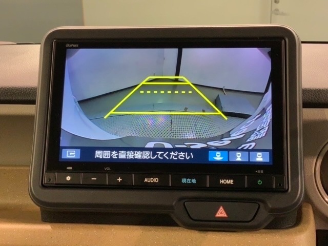 リバースギアに入れるだけで後方の表示へ切り替わります。夜間や雨の日の駐車も楽になりますよ。