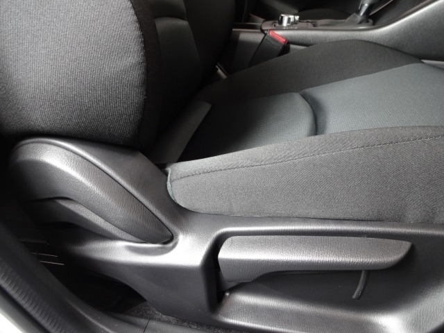 運転席にはドライバーの体型や好みに応じて前後方向だけでなく、高さの調整ができるシートリフターを装備！