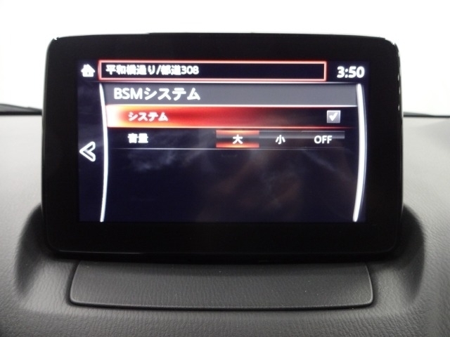 リアバンパーの内側に設置したセンサーで側方・後方からの車両接近を感知し、ドアミラーの鏡面に備えたインジケーターの点滅でドライバーに通知♪ドライバーの安全確認をサポート致します。