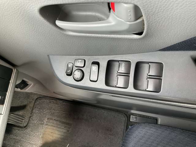 便利な電動格納ミラー付です！狭い道での対向車とのすれ違いや、狭い場所での駐車！洗車機での洗車時にもありがたい嬉しい装備ですね☆