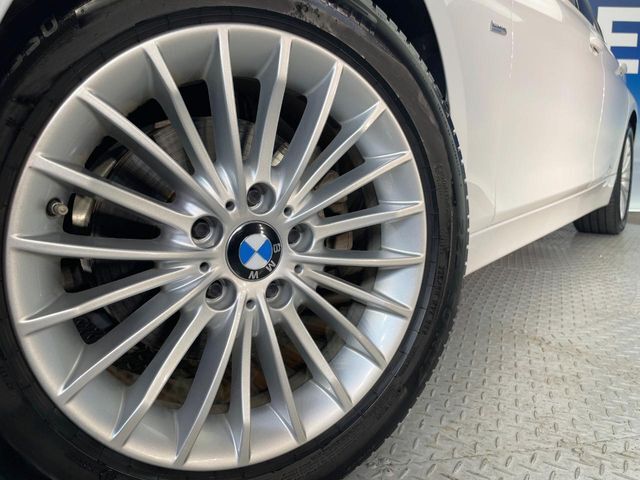 ●純正17インチアルミホイール：輸入車ならではの卓越した走りを支えるホイールと足回りです！日本車の走りに慣れている方にもぜひ体感して頂きたいほど、高いレベルでまとまっています！