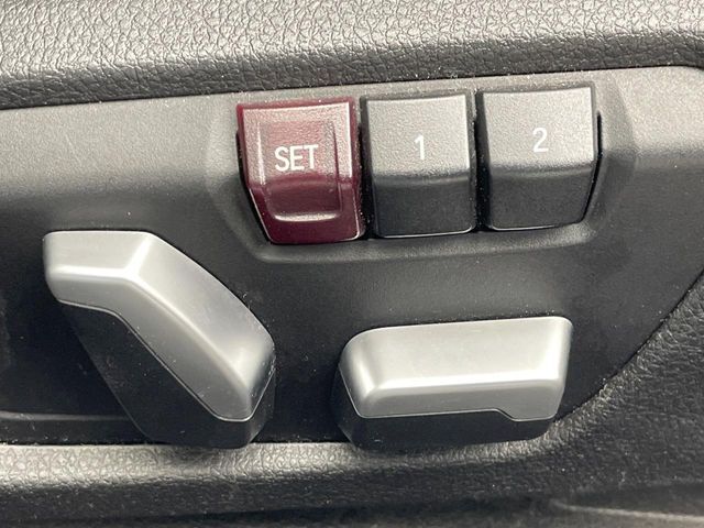 ●メモリー付きパワーシート：あなたに合わせたシートポジションが2つまで登録可能！フルパワーシートだから座席調整も楽々♪お好みのシートポジションで、ストレスないドライブをお楽しみください。