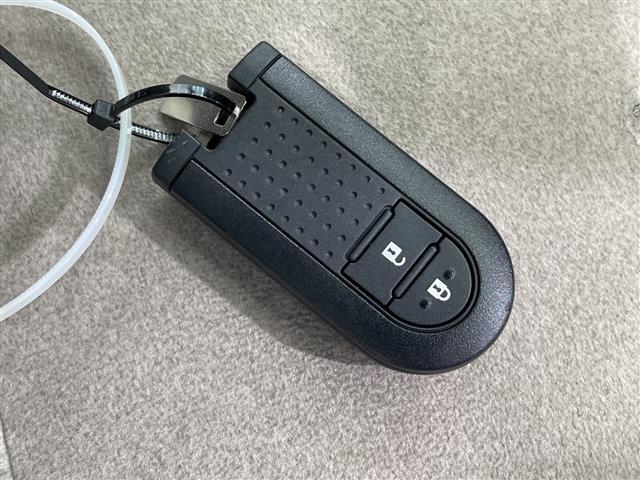 【　スマートキー　】鍵を挿さずにポケットに入れたまま鍵の開閉、エンジンの始動まで行えます。