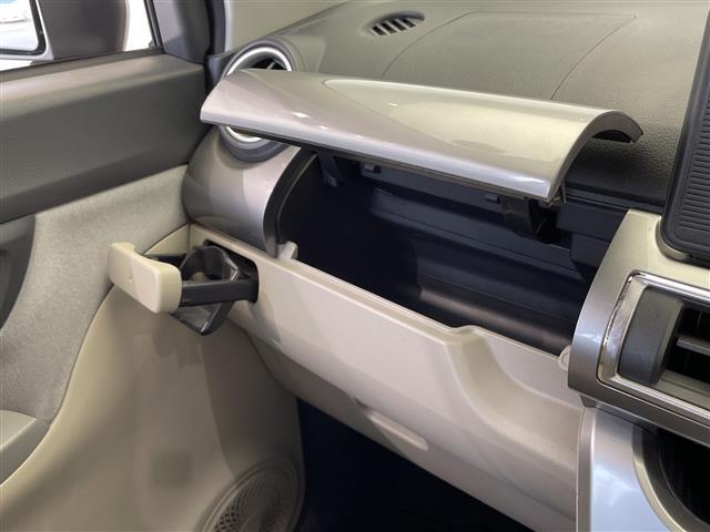 【グローブボックス】大容量のグローブボックスです！！車検証ケース他、日頃使う小物類の収納スペースもたくさんあります！