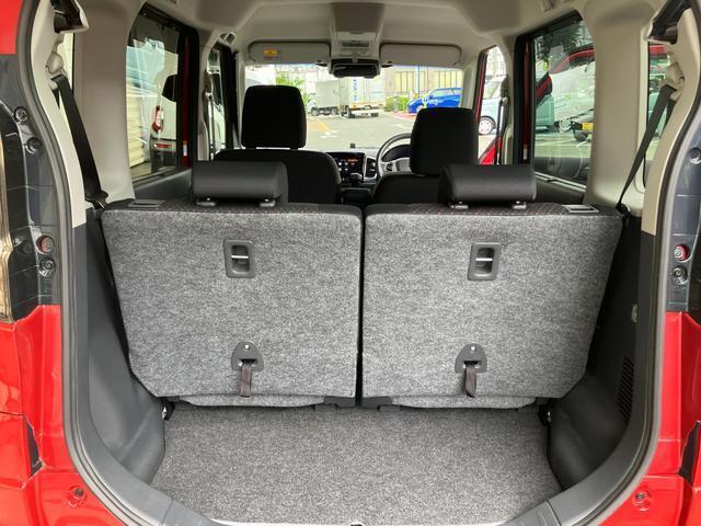荷室側からリヤシートのスライドができる【左右独立リヤシートスライド】搭載。大きな荷物もバックドアを開けるだけでスムーズに載せられます。