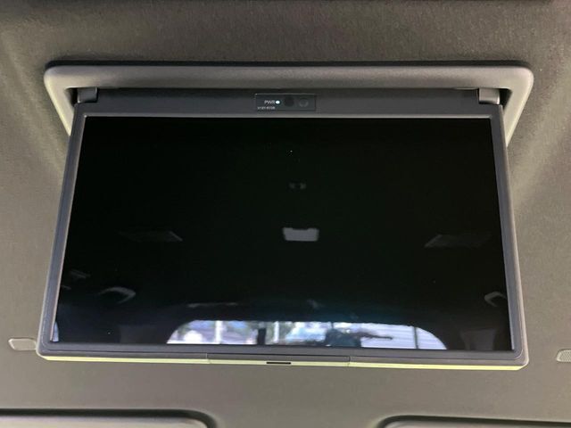 【13.2型有機ELフリップダウン】三列目からでも迫力のエンタメが観れる大画面フリップダウン。有機ELのモニターでは、一般的なフリップダウンよりも高コントラストでキレイな映像を楽しめます。