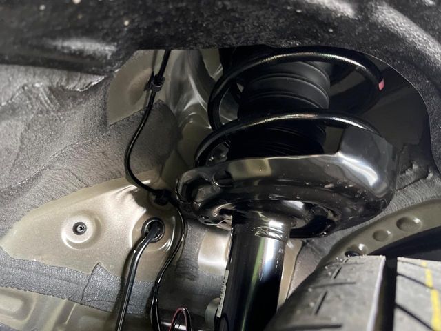 お車を安心してお乗りいただく為には、足回りの定期点検が欠かせません。サービスサポート（有償保証）では無料点検もご提供しており、安心のカーライフをお過ごしいただけるサポート体制が整っています。