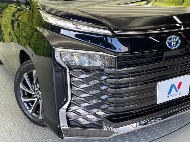 【LEDヘッドライト】悪天候や夜間走行時も良好な視界を確保し安心して運転できる高輝度LEDヘッドライトを装備！点灯速度が早く、消費電力も抑えられています。
