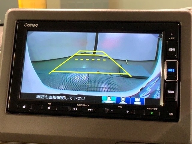 リバースギアに入れるだけで後方の表示へ切り替わります。夜間や雨の日の駐車も楽になりますよ。